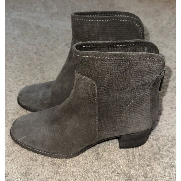 Aquatalia Taylor Dark‎ Grey Textured Suede Leather Ankle Heel Booties Boots 7.5 - Picture 2 of 8